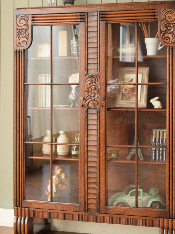 ガラス扉のおしゃれなキャビネット