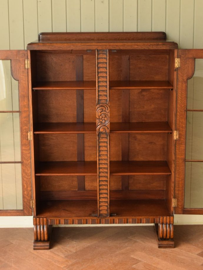 ガラスキャビネットの扉の中