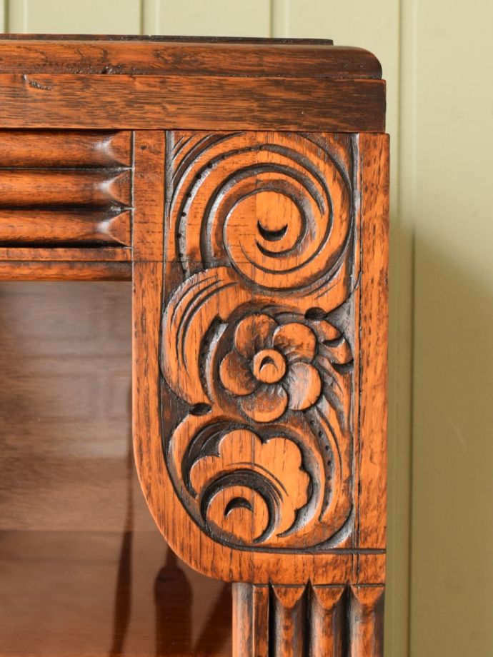 ガラスキャビネットの装飾