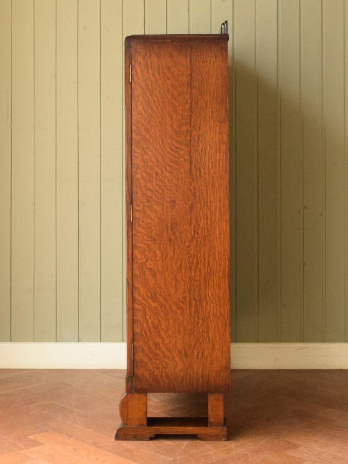 ガラスキャビネットの側面