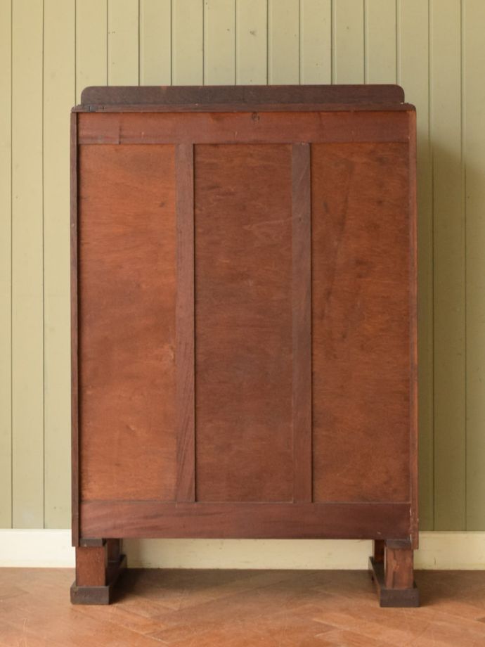 ガラスキャビネットの後ろ姿