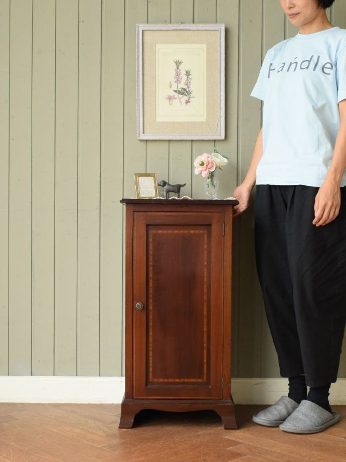 アンティークのサイドキャビネット