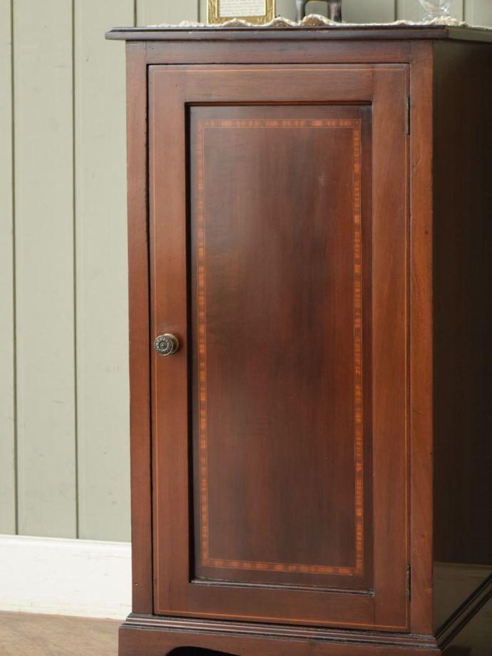 アンティーク家具らしい美しい杢目