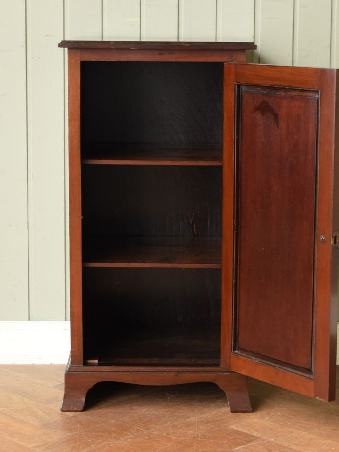 サイドキャビネットの扉の中