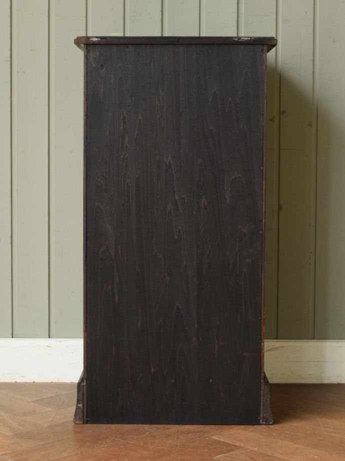 サイドキャビネットの後ろ姿