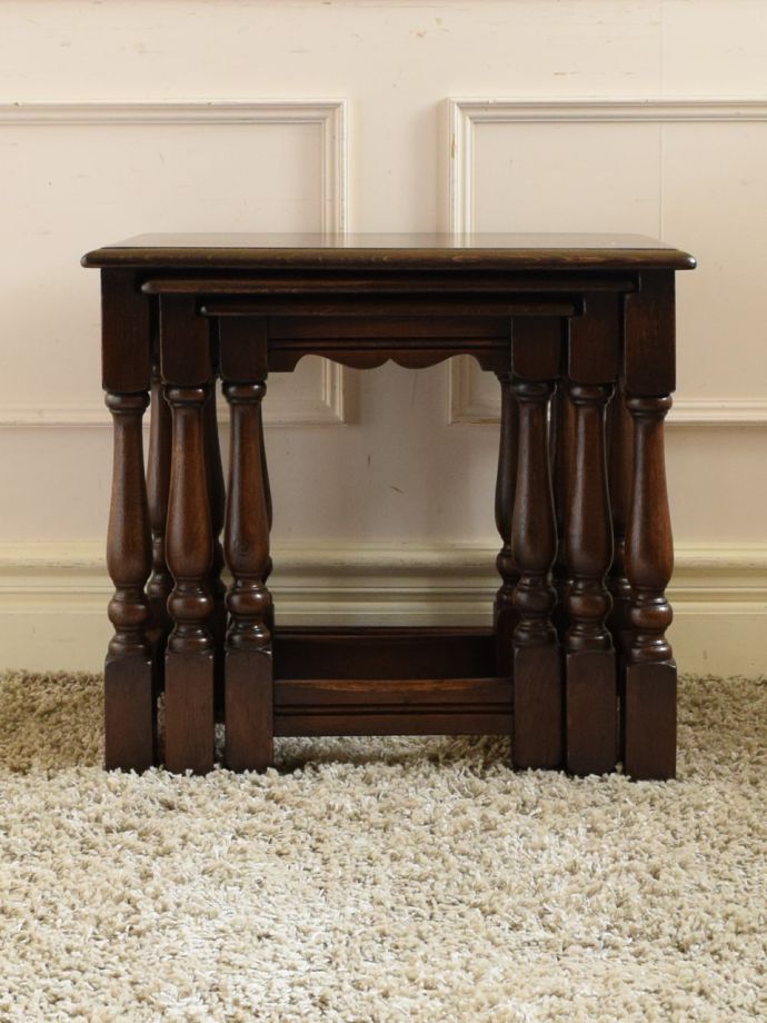 アンティークのネストテーブル