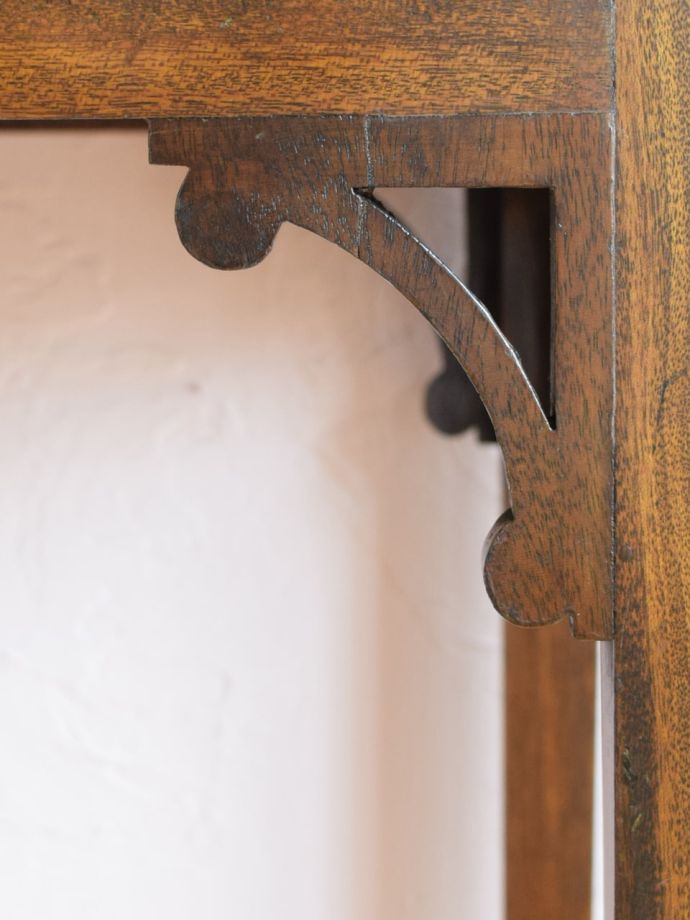 アンティーク家具らしい装飾