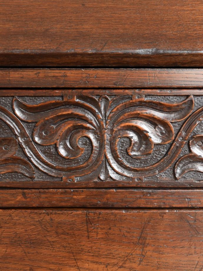 英国アンティーク家具らしい装飾