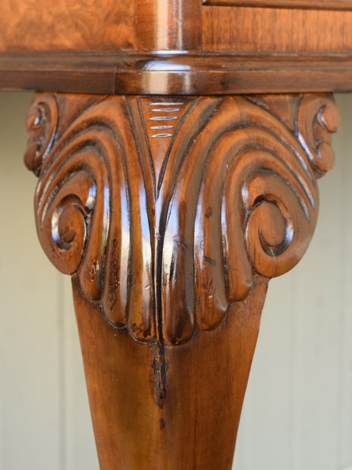 アンティークデスクの装飾