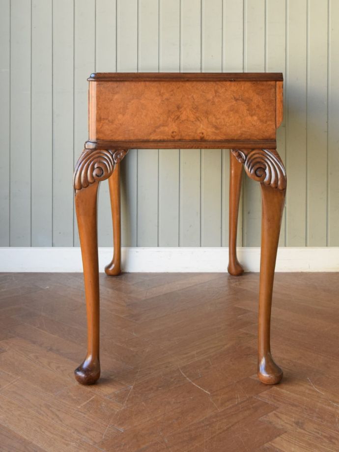 書斎デスクの側面