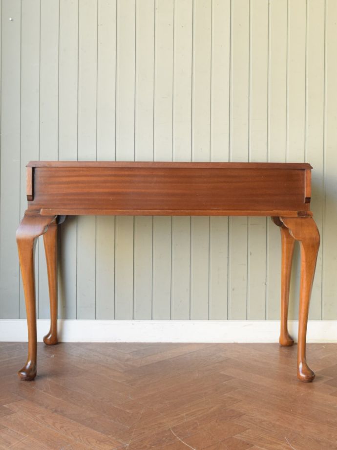 アンティークデスクの後ろ姿