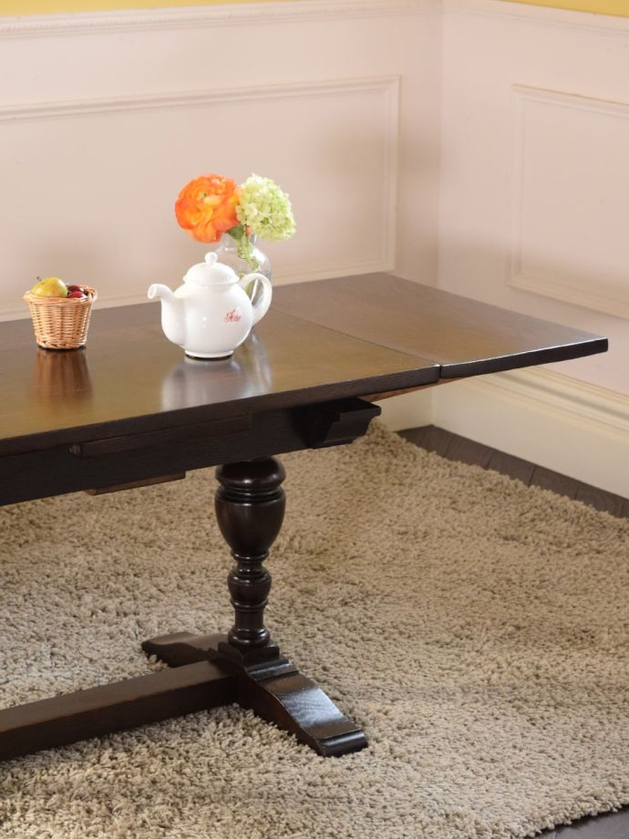 伸長式のおしゃれなアンティークテーブル