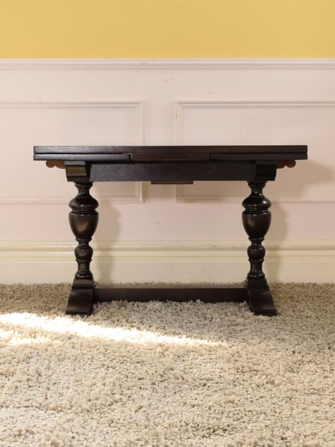 伸長式テーブルの側面