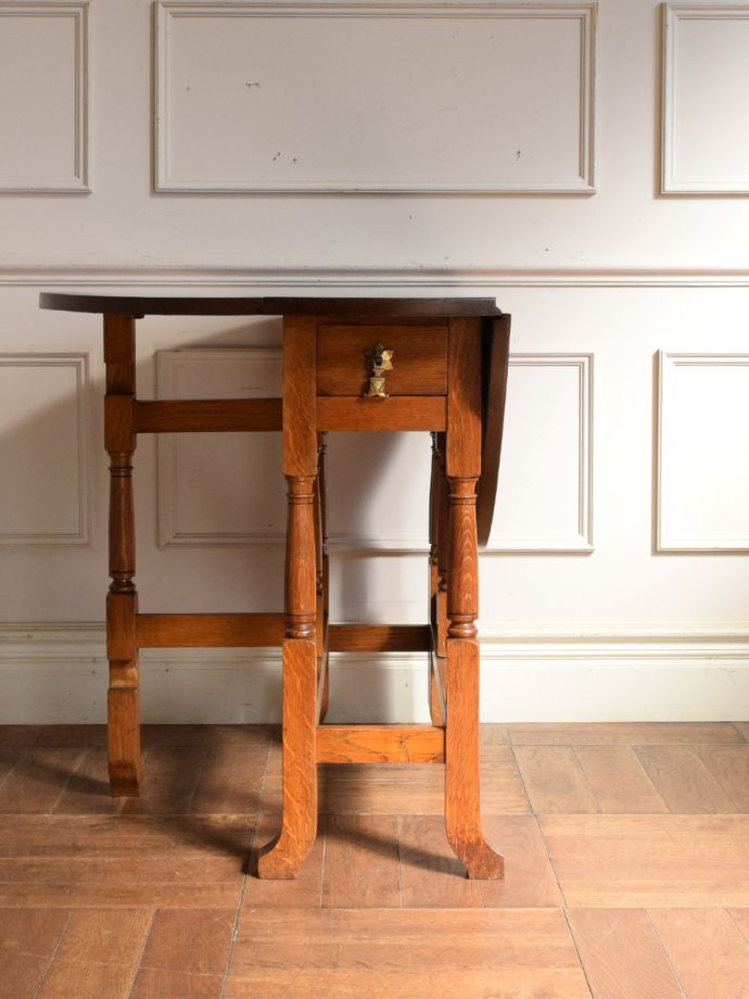 片足を開いた折り畳みテーブル