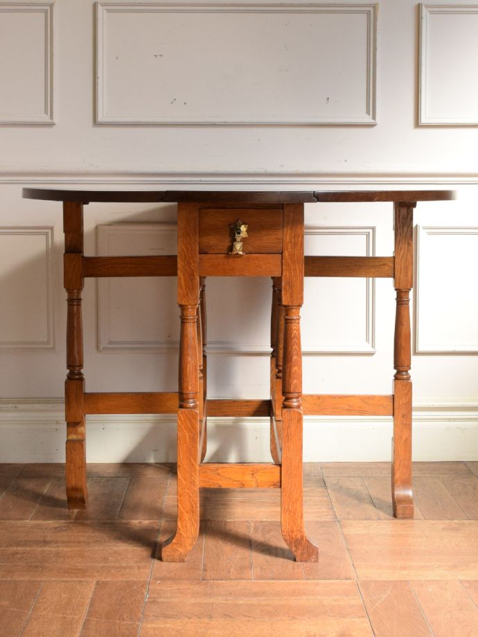 両足を広げた折り畳み式テーブル