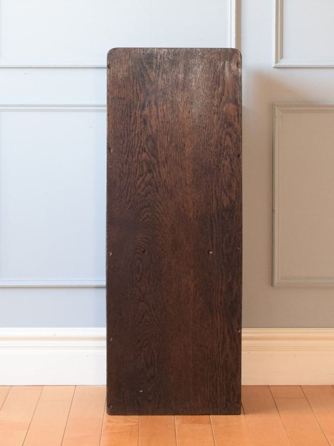 マガジンラックの後ろ姿