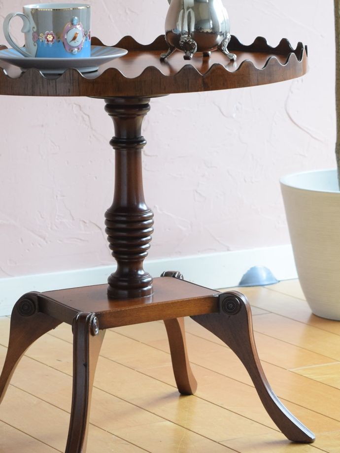 英国スタイルのアンティークテーブル
