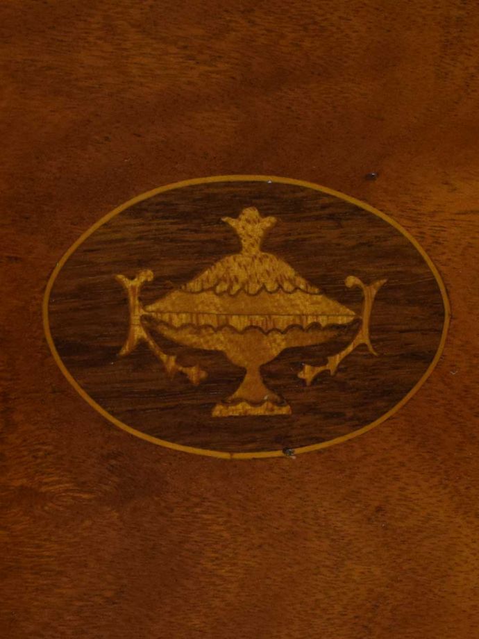 英国アンティーク家具らしい装飾