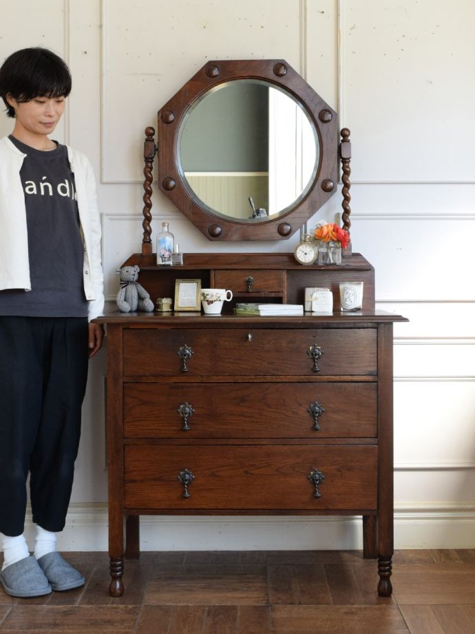 英国アンティークのドレッサー