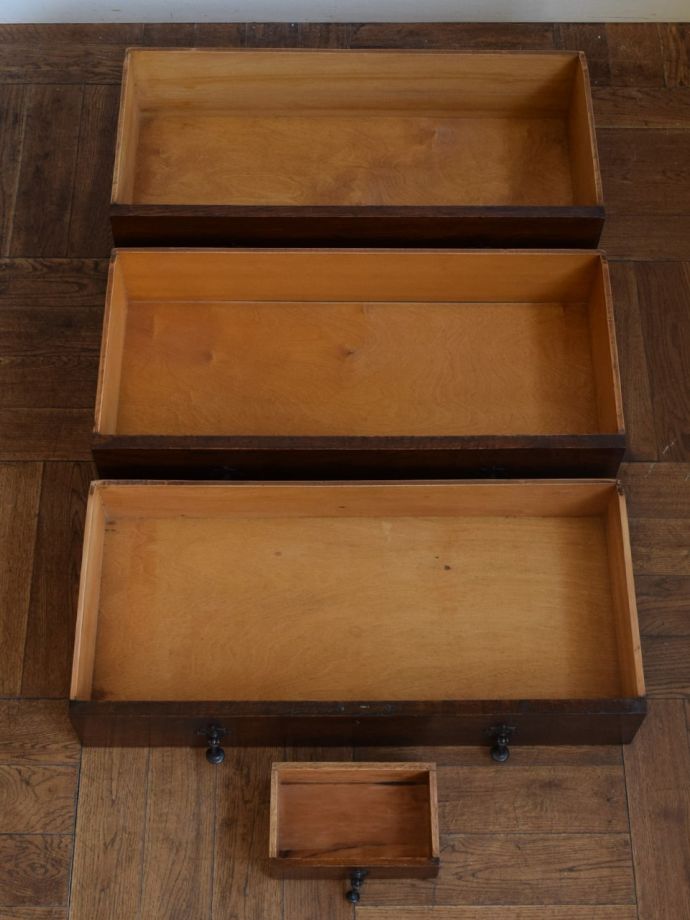 ドレッサーの引き出しの中