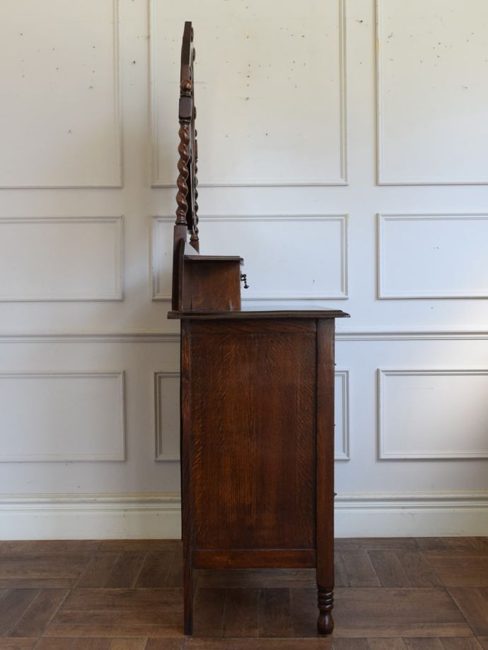 ドレッサーの側面