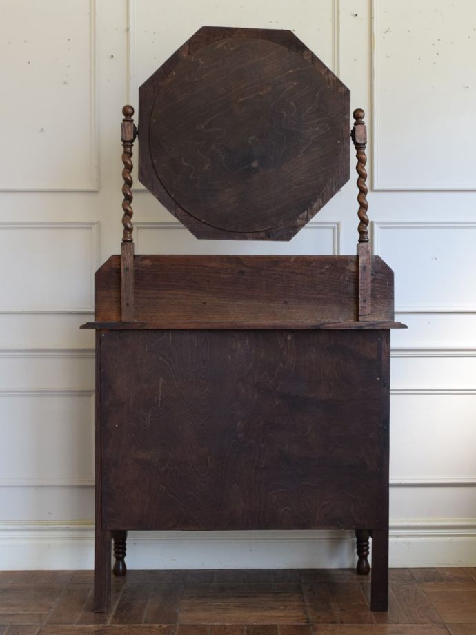 ドレッサーの後ろ姿