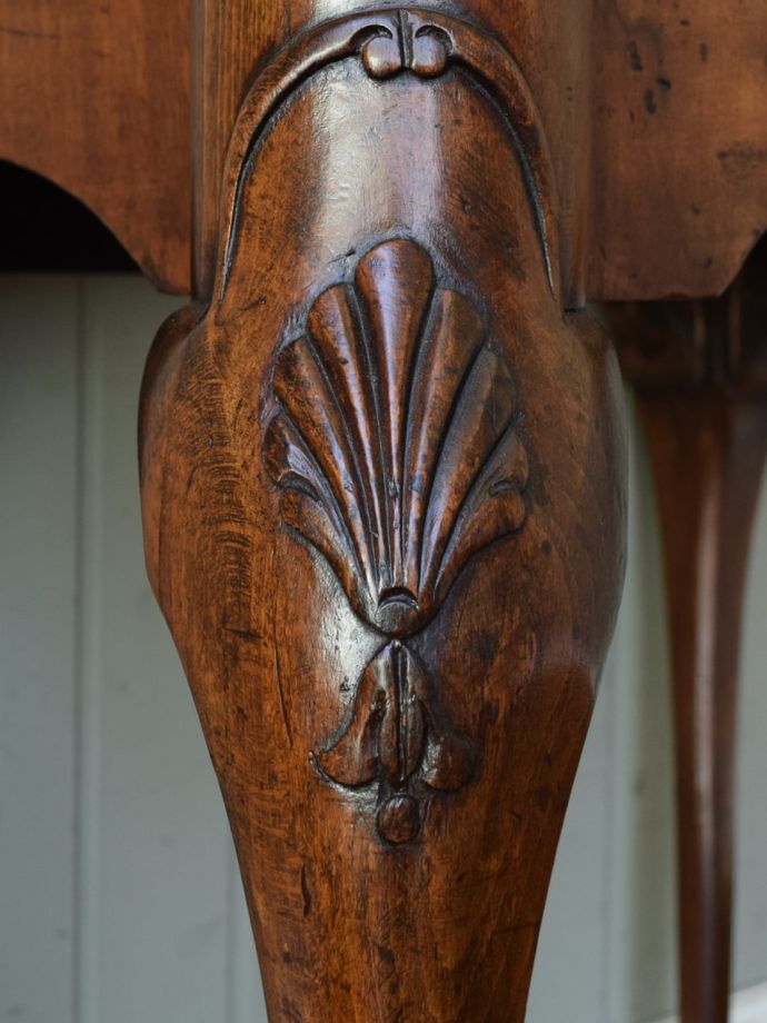 ビューローの華やかな装飾