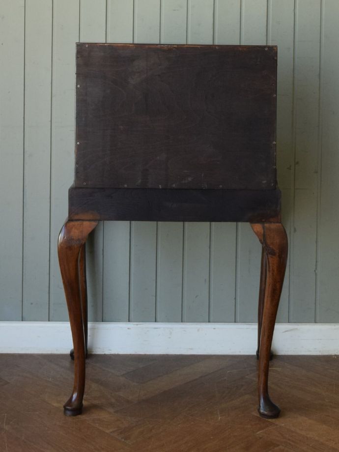 ビューローの後ろ姿