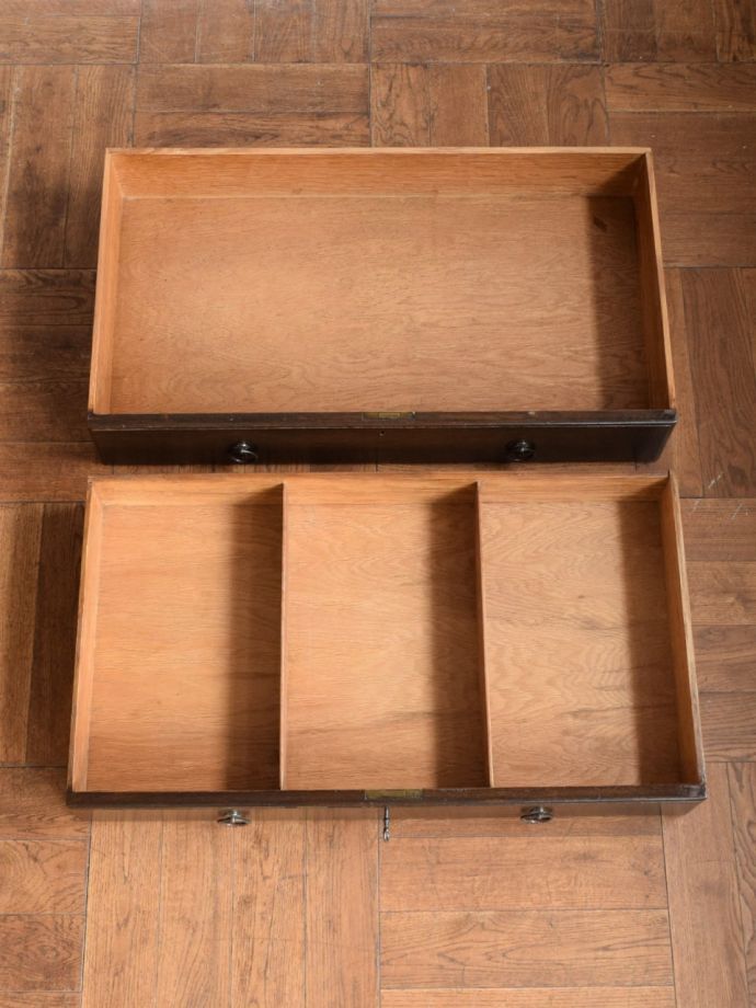 アンティークチェストの引き出しの中