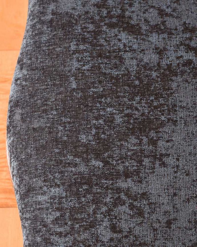 布座面 アンティーク チェア 1890年代のアンティーク椅子、ブルーが美しいウォルナット材のイージーチェア(サロンチェア)。生地のセレクトにもこだわりました優雅なアンティークチェアの雰囲気をそのままに、一番似合う貼り座をじっくり選びました。(q-296-c)