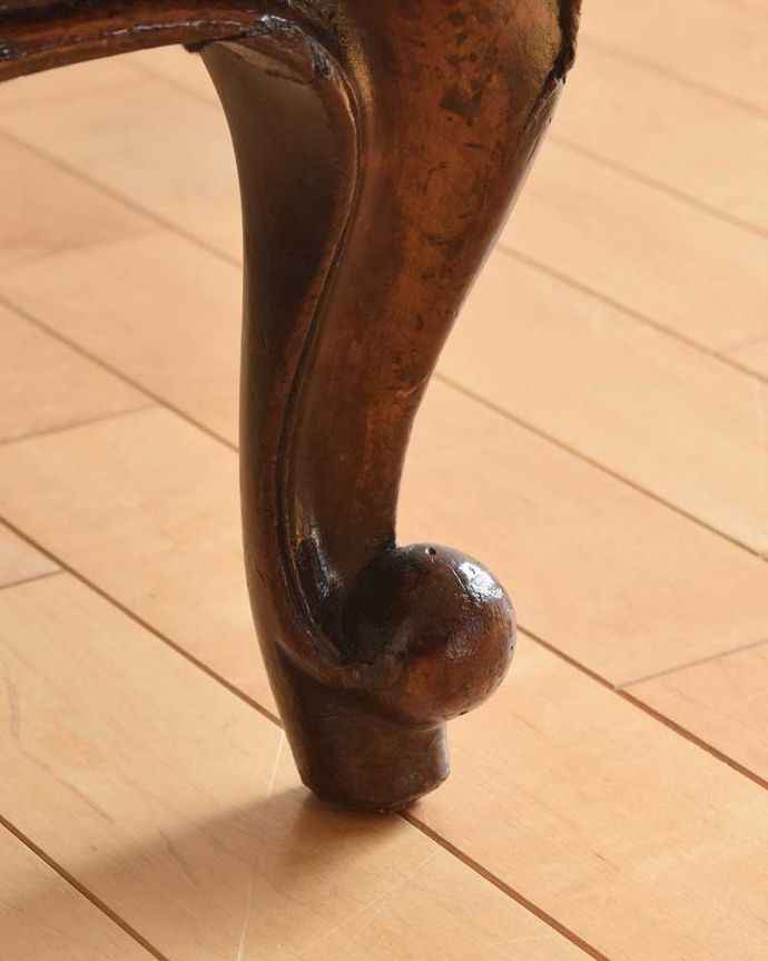 布座面 アンティーク チェア 1890年代のアンティーク椅子、ブルーが美しいウォルナット材のイージーチェア(サロンチェア)。床を滑らせて移動出来ますHandleではアンティークチェアの脚の裏にフェルトキーパーをお付けしています。(q-296-c)