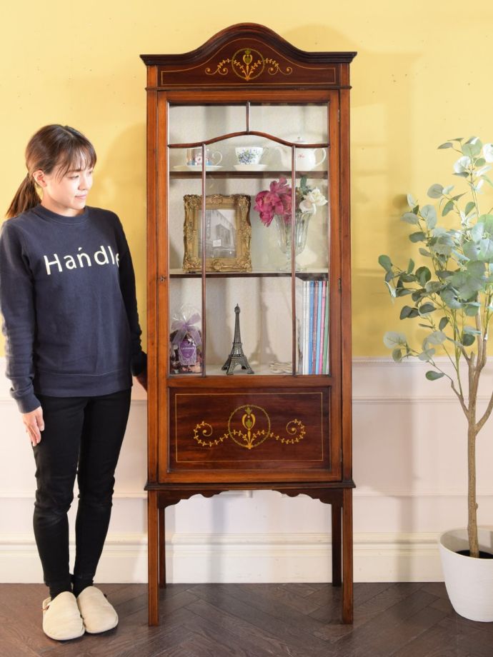 英国アンティークのガラスキャビネット