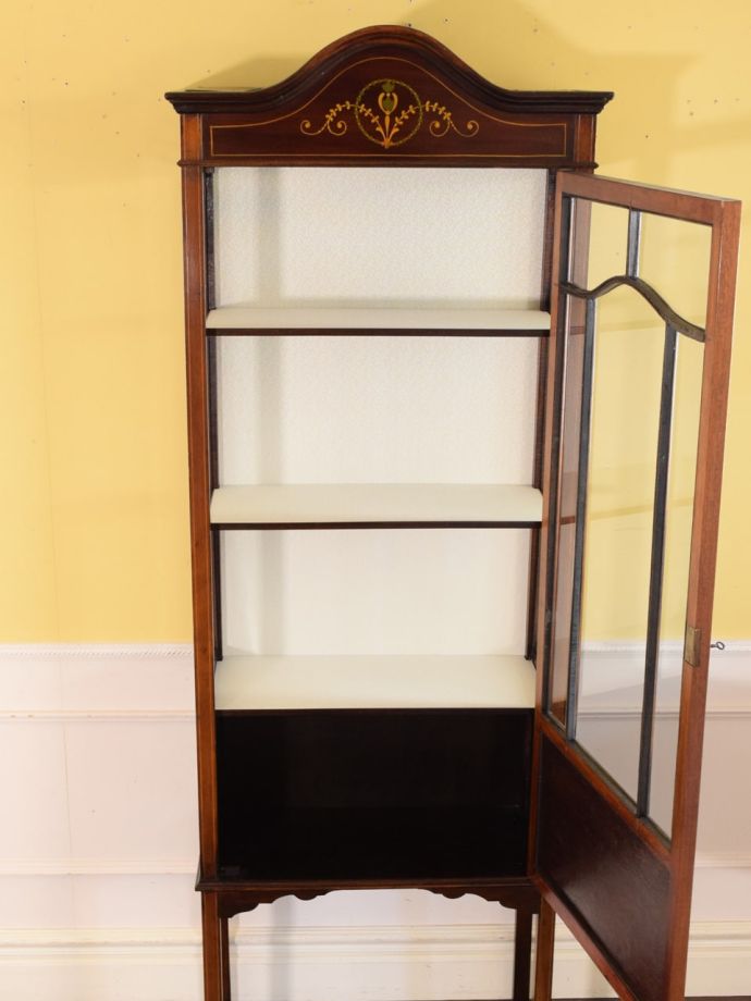 ガラスキャビネットの扉の中