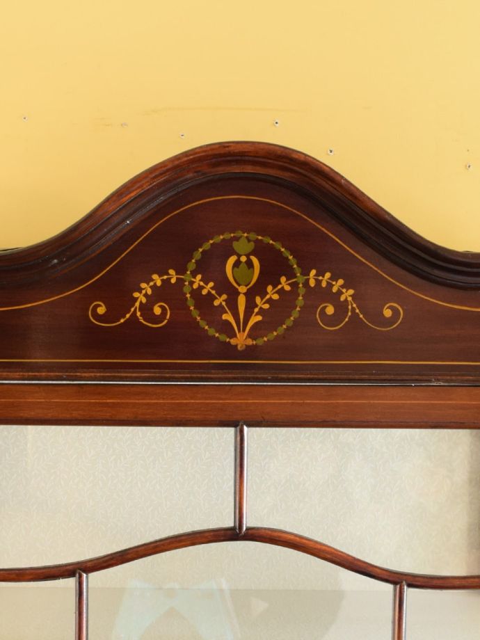 キャビネットの華やかな装飾