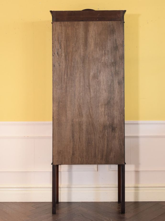 キャビネットの後ろ姿