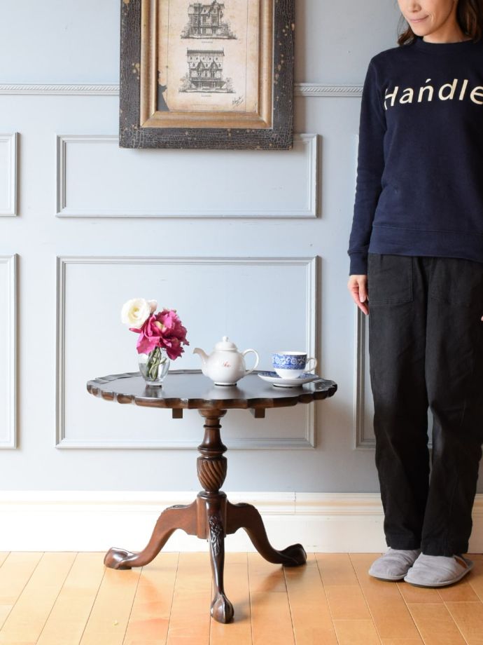 アンティークのサイドテーブル