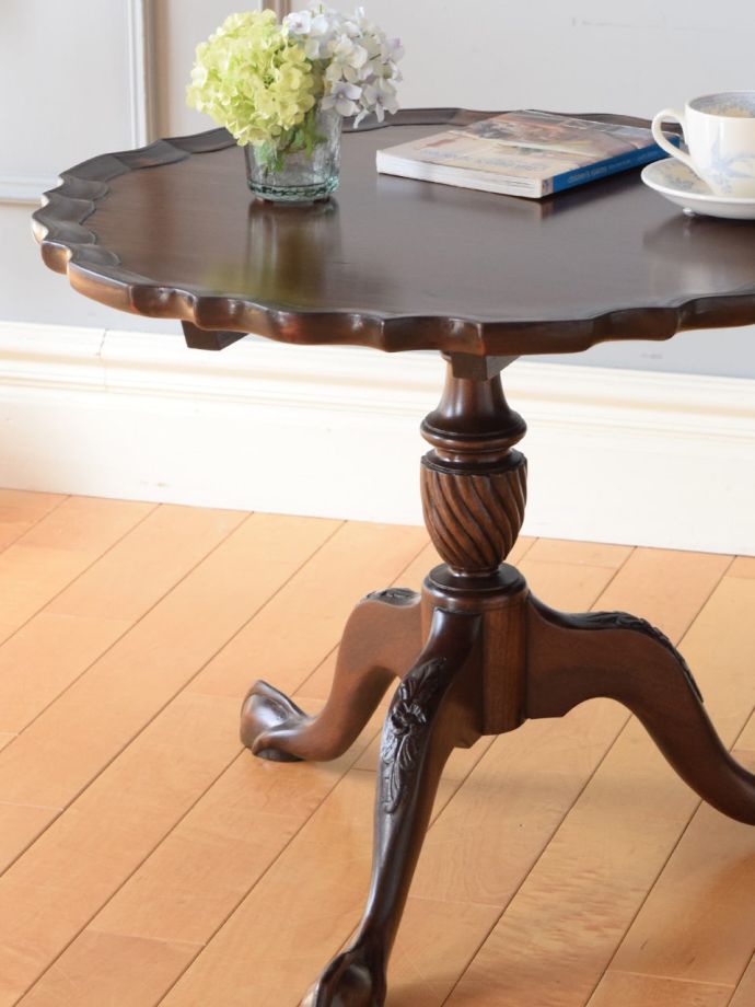 おしゃれなアンティークのテーブル