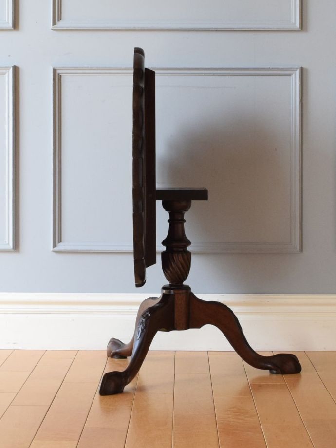 ティルトップテーブルの側面