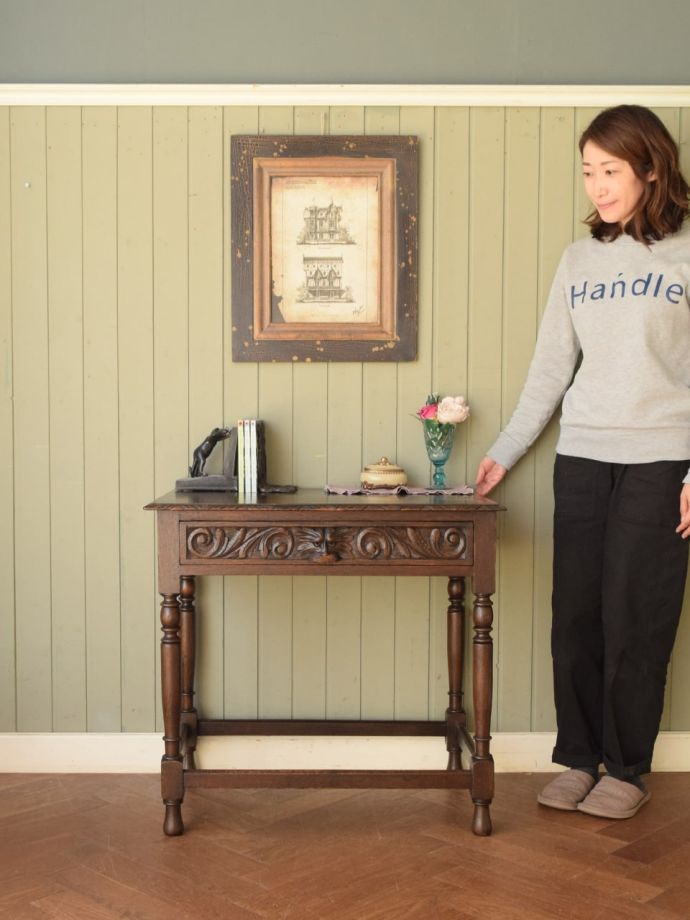 英国アンティークのコンソールテーブル