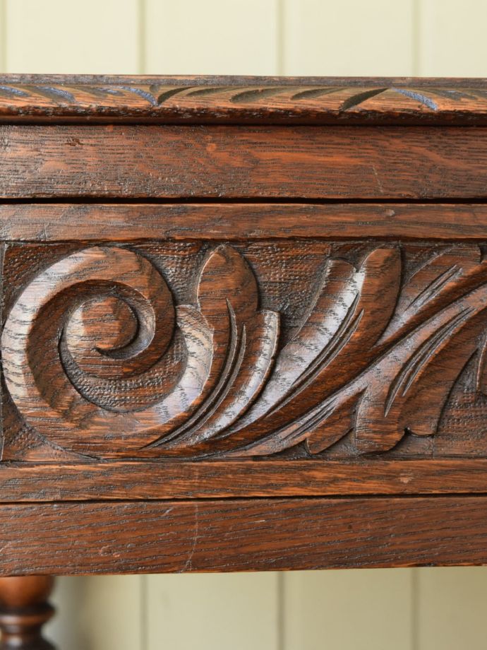英国アンティーク家具らしい彫
