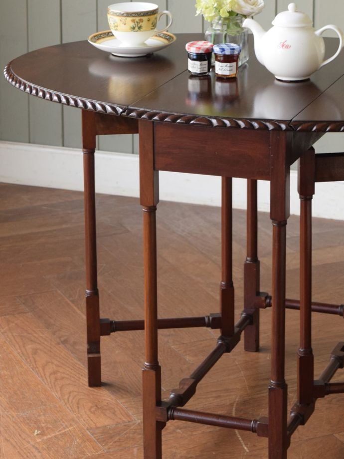 おしゃれなアンティークの伸長式テーブル