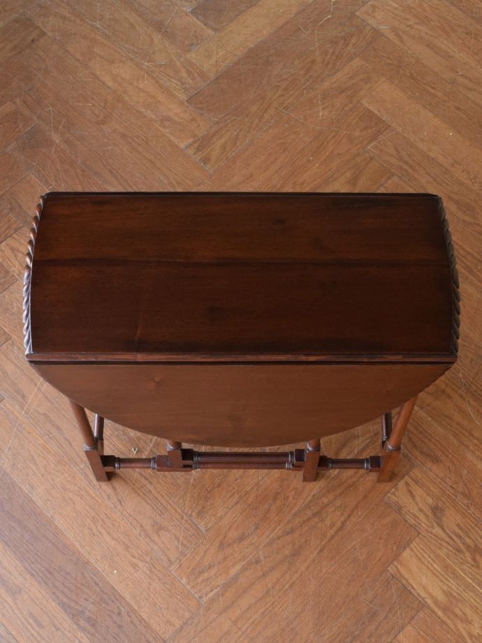 コンパクトなゲートレッグテーブル