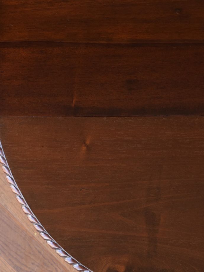 アンティークテーブルの美しい木目