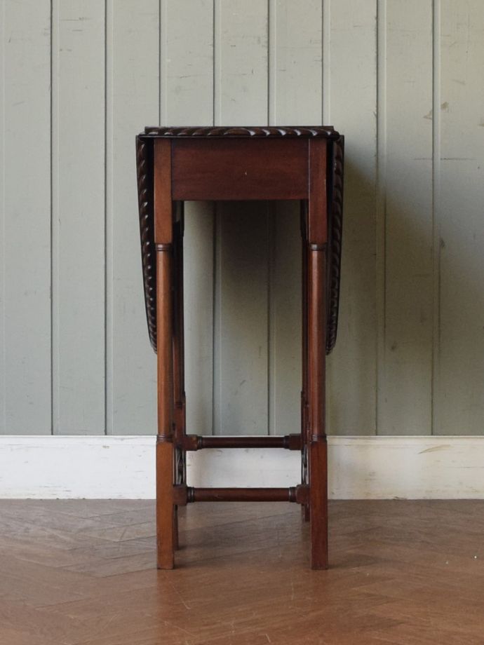 ゲートレッグテーブルの側面