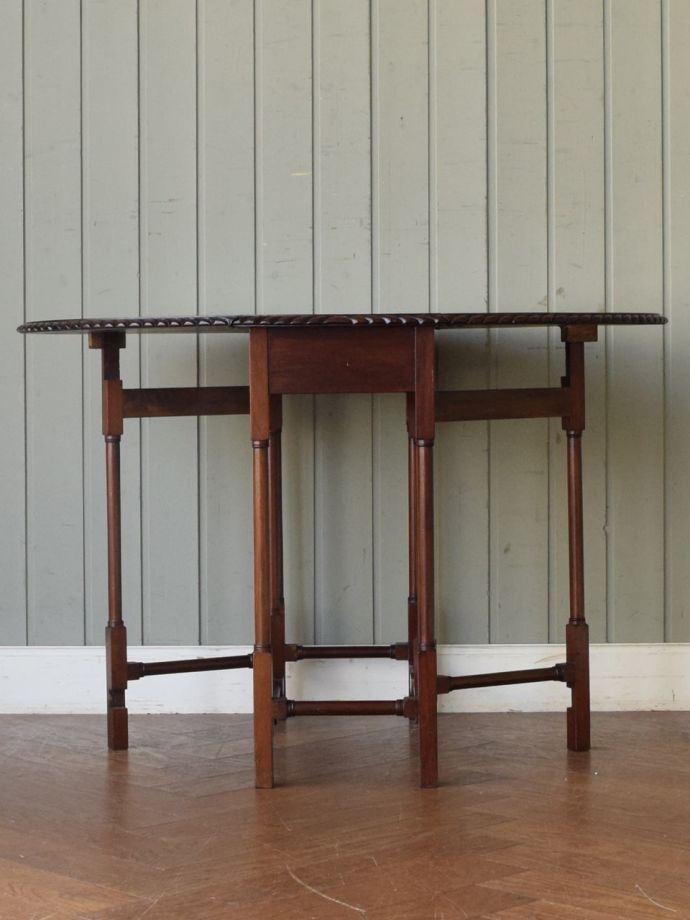 便利なゲートレッグテーブル