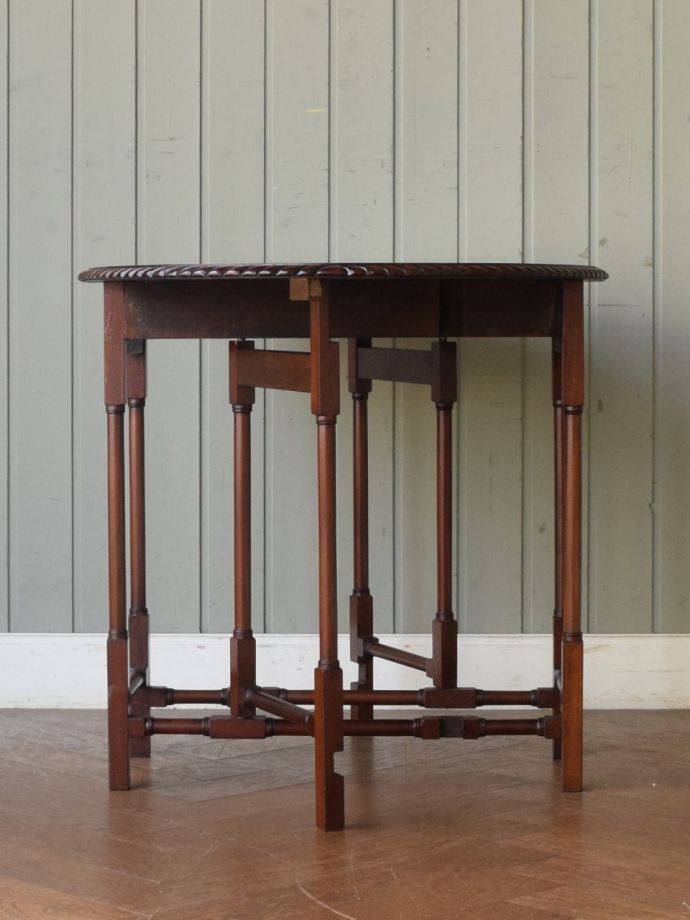 ゲートレッグテーブルの横顔