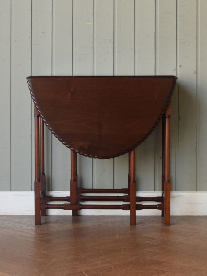 コンパクトに収納できるテーブル