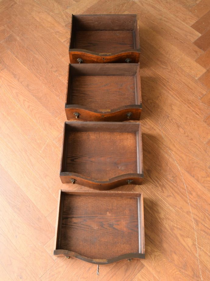 チェストの引き出しの中