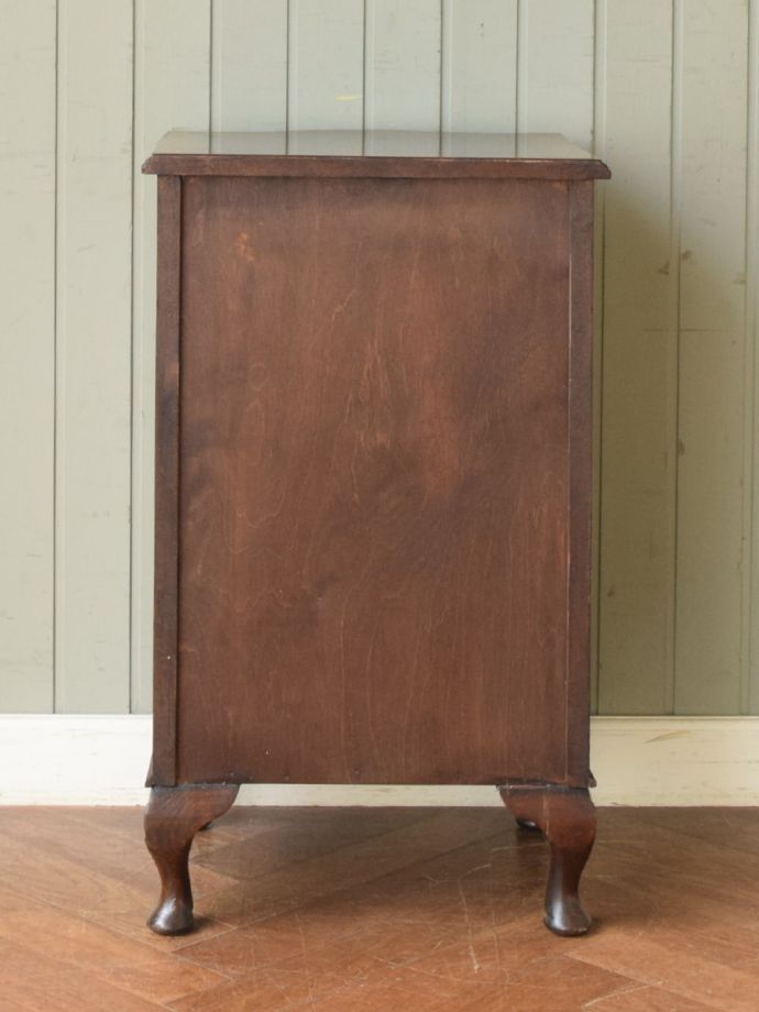 チェストの後ろ姿