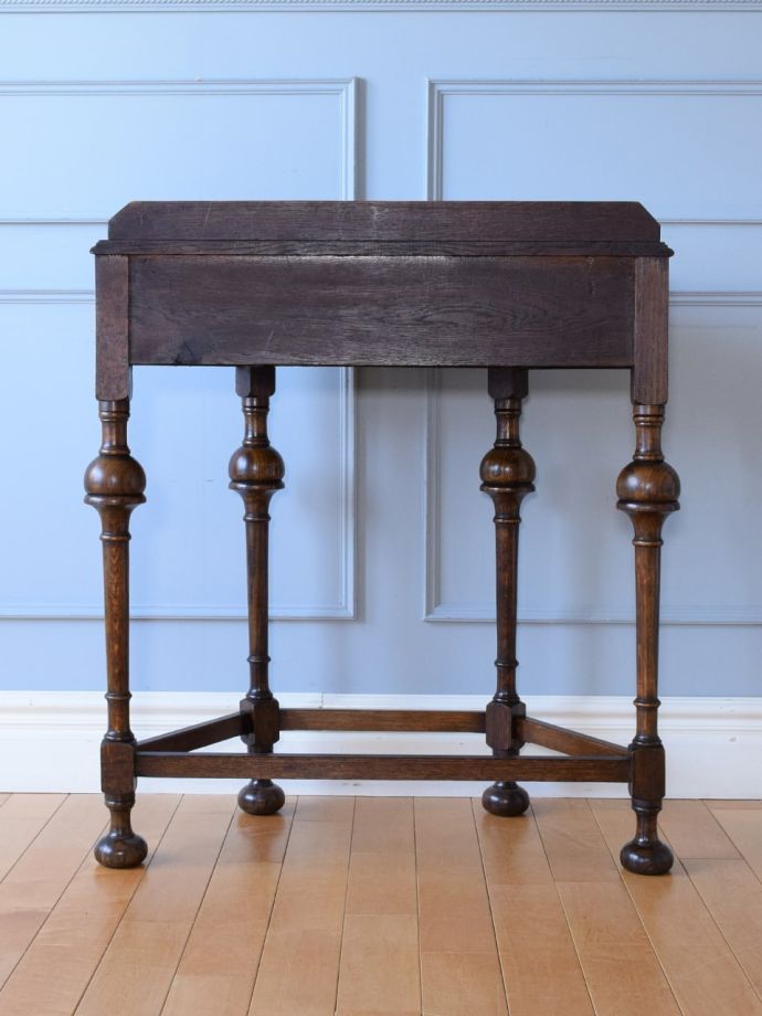 コンソールテーブルの後ろ姿